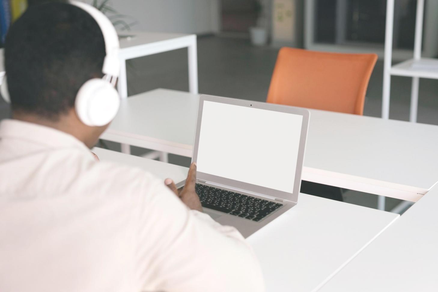 Professioneller Arbeitsplatz mit Finanzunterlagen und Laptop