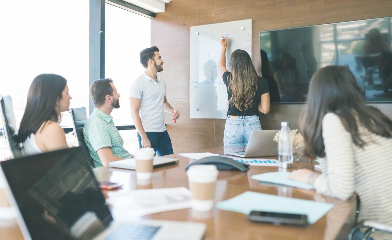 Finanzexperten bei der Arbeit mit Datenmodellen